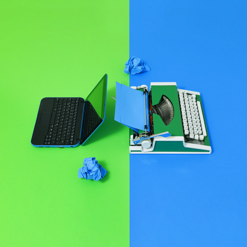 Laptop e macchina da scrivere a confronto